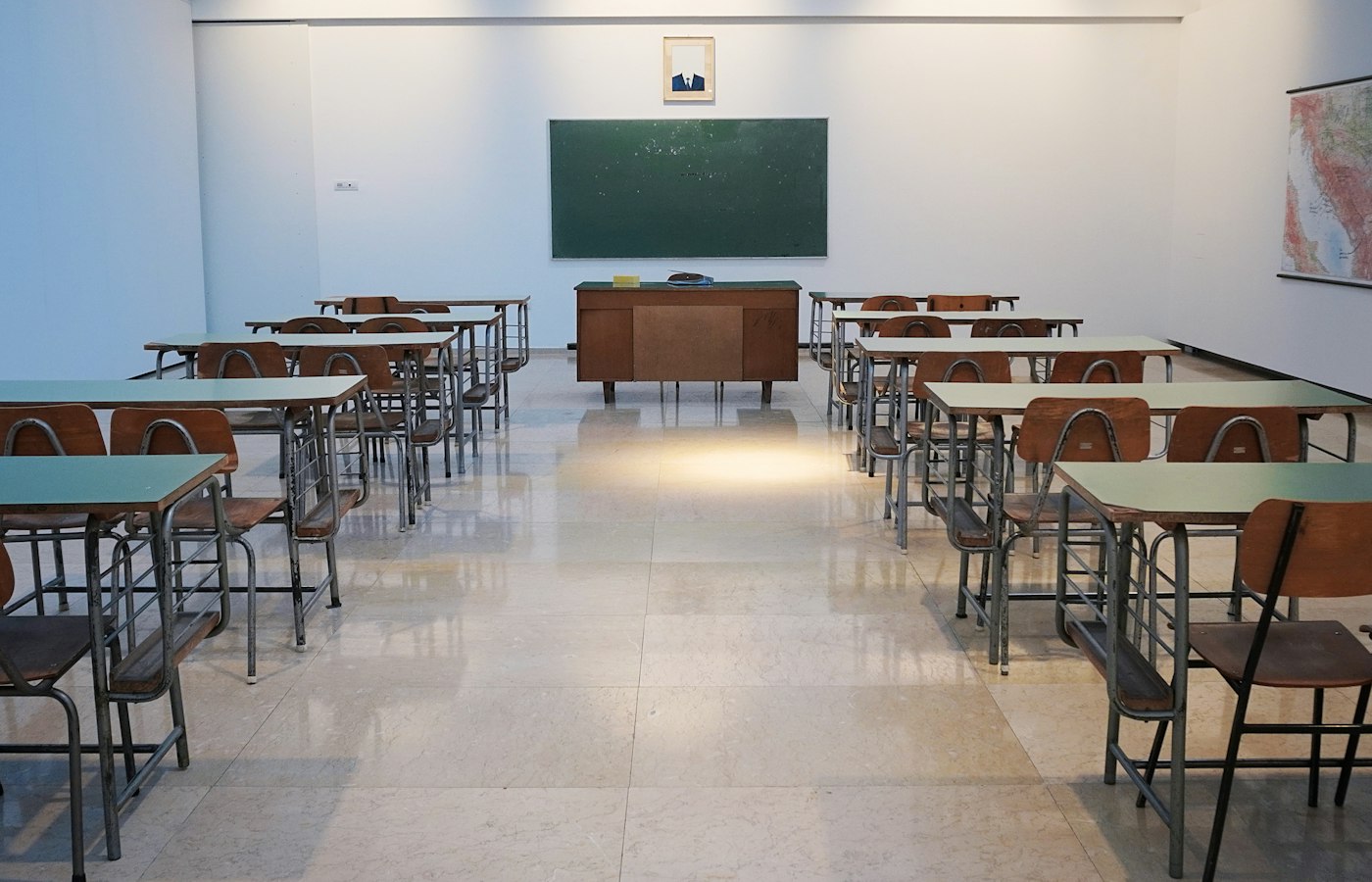 Aula vuota, banchi e lavagna.